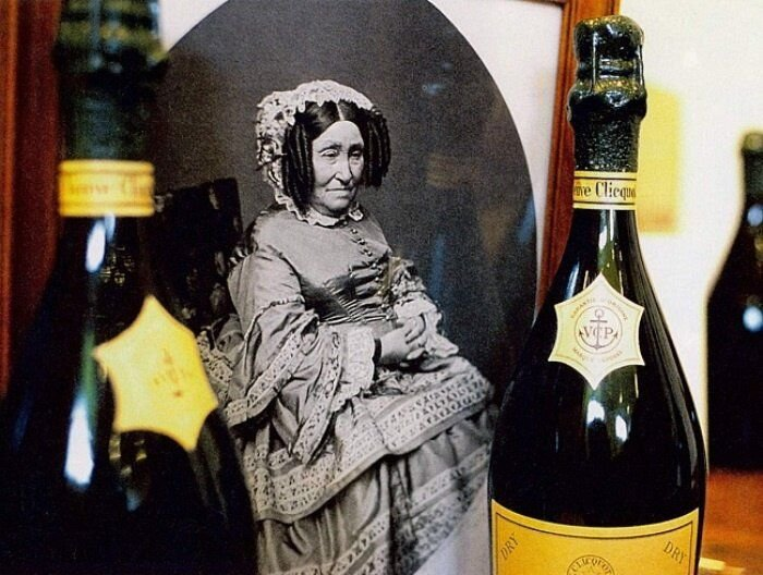 Шампанское 19. Мадам Клико. Мадам Клико портрет. Шампань вдова Клико. Мадам Клико шампанское.