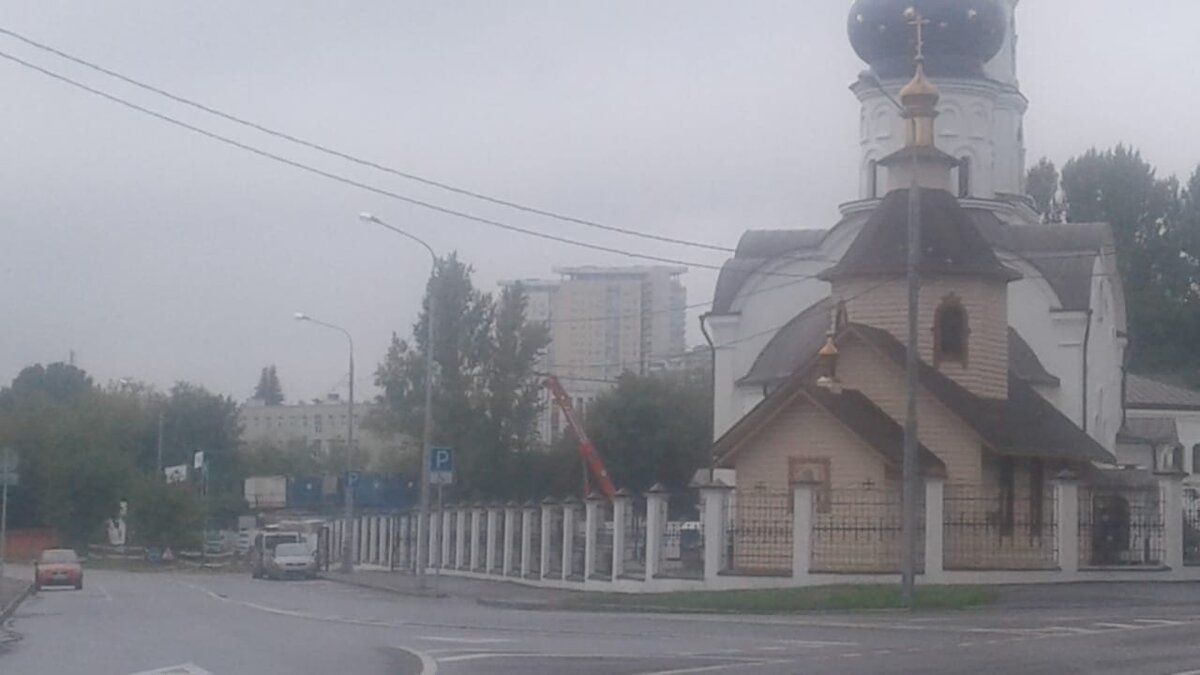 Храм возле домашней церкви уже построен, Стройку дома можно определить разве, что только по наличию крана на данном объекте!!!