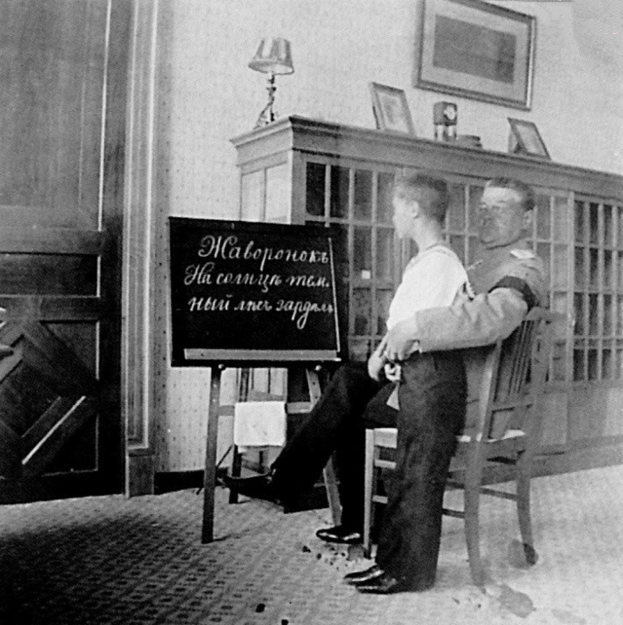 Цесаревич Алексей с учителем русского языка Петровым П.В. 