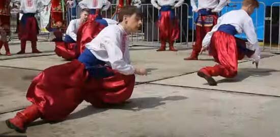 Гопак в Киеве в костюмах в цветах российского триколора - Украина поздравляет Россию с днем Государственного флага 