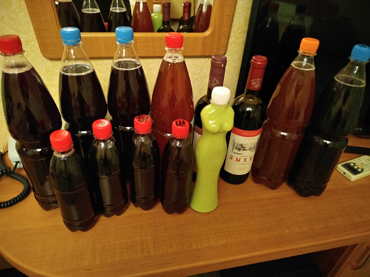 В зеленоватой бутылке - экзотика, домашний Бейлис.