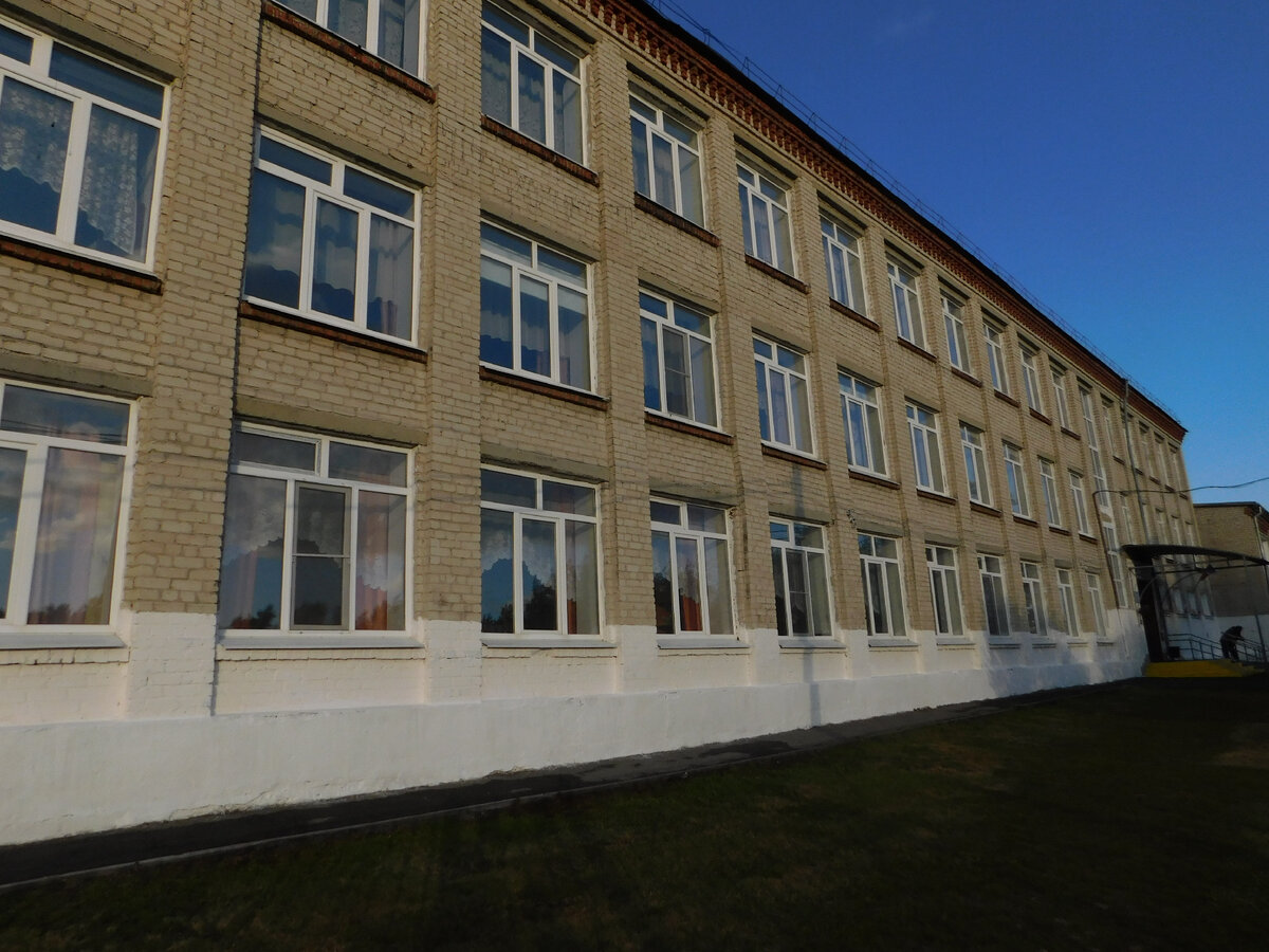 Здание школы, в которой я училась в 80-е годы. Вот эти вот 3 окна на втором этаже слева как раз принадлежали кабинету, который был закреплён за нашим классом целых 7 лет - с 4 по 11 класс. Фото автора.