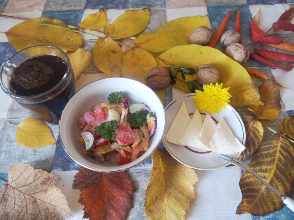 Осенний завтрак пенсионерки: салат, сыр, горячий шоколад. Фото автора.