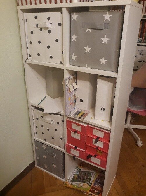 И вещи расставить, и уголок в комнате можно отгородить....