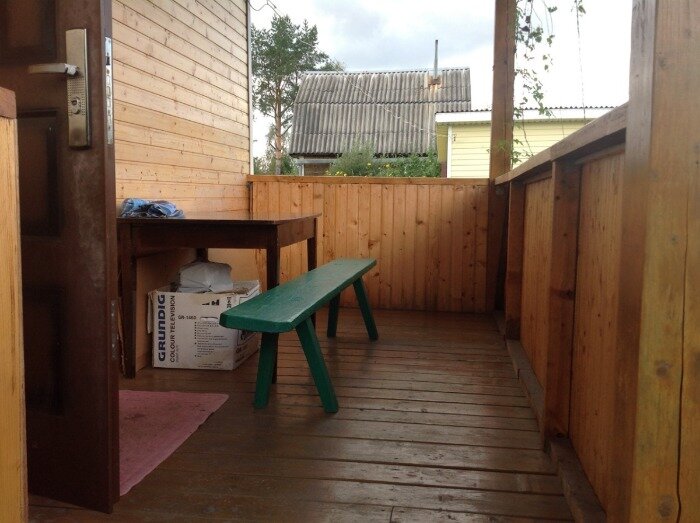 Старая веранда дома. Дул ветер, заливал дождь и засыпало снегом. Позже муж перенёс крыльцо, убрав стенку веранды. Она расположена на этом фото прямо. 
Фото автора