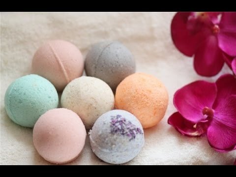 В состав бомбочек входит: сода, лимонная кислота, масло растительное, масло эфирное, краситель пищевой.