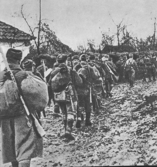 лагерь военнопленных красной армии великой отечественной войны 1941-1945. лето 1942 сталинграда битва. бойцы красной армии на марше к сталинграду. отступление красной армии в 1941 году. маршевая рота 1941.