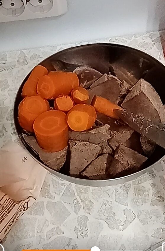 Отварные печень и морковь