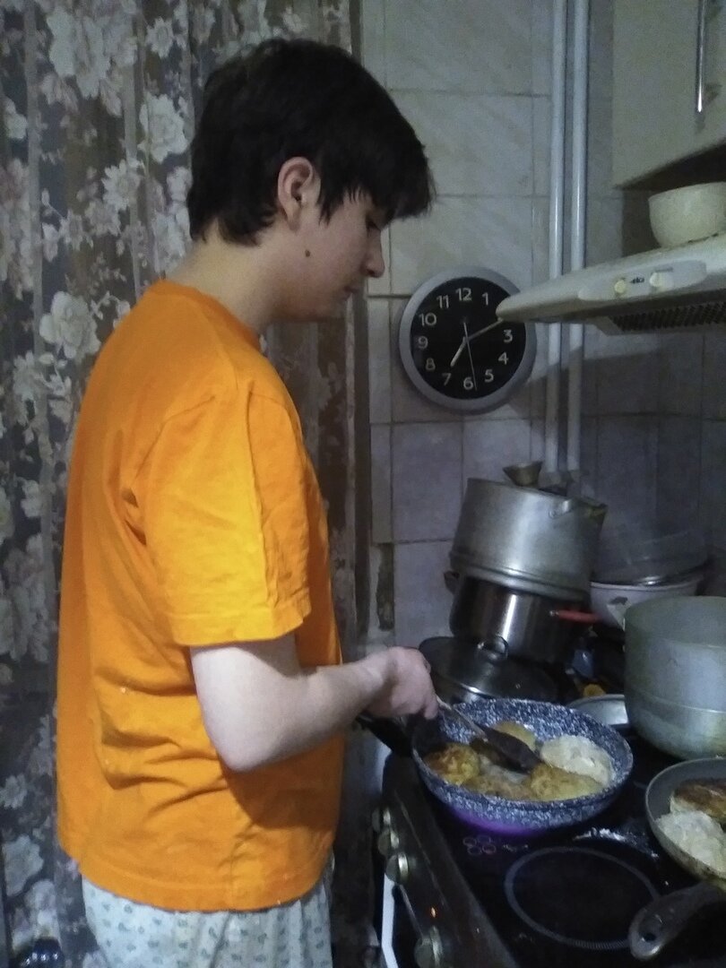 Вот он, помощник мой, готовит себе обед. Фото автора 