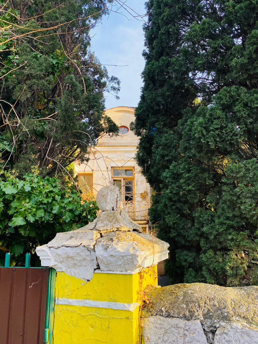 Едва видна из-за кипарисов и заборов