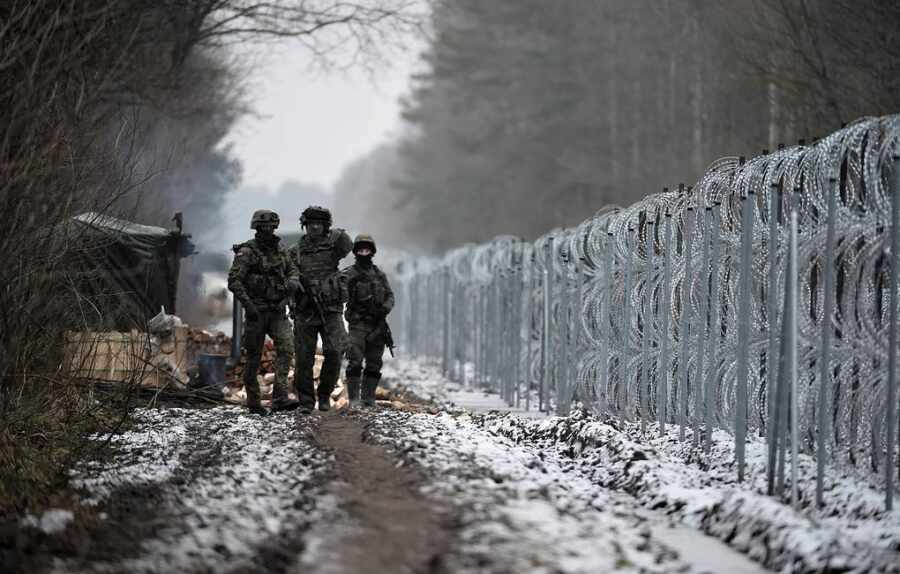 Миграционный кризис на границе белоруссии. Забор на границе польши и белоруссии. Что сейчас происходит на границе с польшей. Миграционный кризис на границе белоруссии. Что сейчас происходит на границе с польшей.
