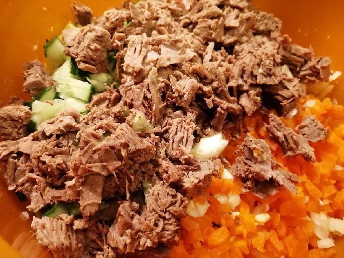 Мясо в оливье режется крупнее, чем овощи и яйца. Фото Светы Давыдовой