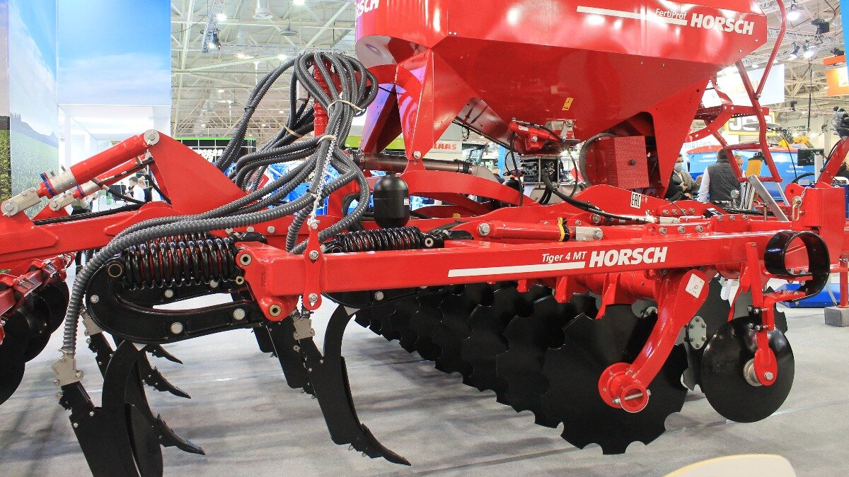 Tiger 4 AS Horsch для интенсивной почвообработки почвы глубиной до 35 см и навесной распределитель сухих удобрений Horsch FertiProf