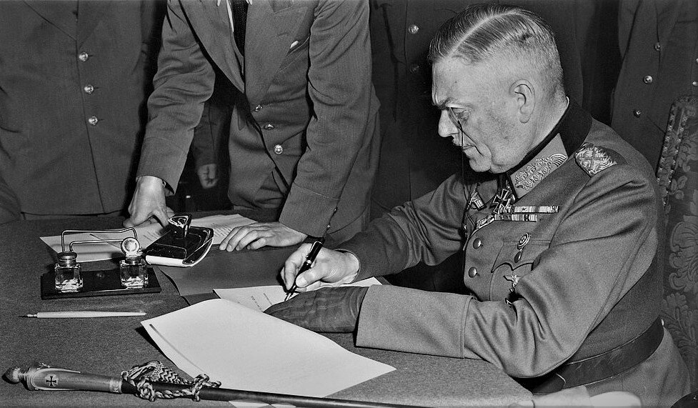 Ночь с 8 на 9 мая 1945 года — Гитлер мёртв, Берлин захвачен, победа очевидна и, тем не менее, формальность соблюдается — генерал-фельдмаршал, начальник штаба Верховного командования вермахта Вильгельм Кейтель подписывает капитуляцию Германии в Карлсхорсте. Именно это событие и отмечается до сих пор как День Победы.