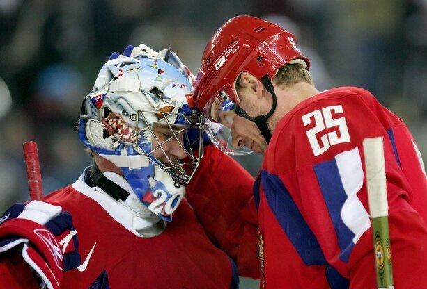 Во втором периоде у успокоившейся за последний рубеж сборной России пришло созидание, а следом — и голы. Открыл счёт в матче в большинстве Алексей Ковалёв, буквально расстрелявший дальнюю «девятку» ворот Хенрика Лундквиста. А после этого, по выражению коллег из «СЭ» в репортаже с матча, «шведов размазали по туринскому льду как манную кашу». 

Не прошло и минуты после гола Ковалёва, как забил Овечкин, здорово поймавший добивание после броска Яшина. 2:0! Шведы попытались что-то сделать, но Россия играла строго, а Набоков стеной стоял в воротах. От злости на собственное бессилие «Тре Крунур» перешли на грубость: капитан Швеции знаменитый Матс Сундин во время одной из позиционных атак своей команды постоянно искал контакта с соперниками, а когда Набоков уже зафиксировал шайбу, Сундин с разгона ударил в голову Виталия Вишневского. Российский защитник тут же полез в драку, но судьи не дали бою разгореться и отправили повздоривших игроков на скамейки штрафников.

«Временно выбывшего Вишневского сборная России легко переживёт. Шведы нервный срыв своего великого капитана — едва ли», — писал «СЭ» в отчёте. Так и вышло. Не прошло и минуты, как Россия в третий раз заставила капитулировать Лундквиста — отличился Максим Сушинский. 

В самом начале заключительной 20-минутки Ханнула вроде бы размочил Набокова, добив шайбу в пустые ворота после мощного прохода Сундина. Вот только пустыми эти ворота оказались из-за того, что швед, пробравшись к российским владениям, не стал тормозить и буквально сшиб с ног нашего вратаря. Арбитр сразу же показал отмену гола и отправил невезучего в тот вечер шведа в штрафной бокс.