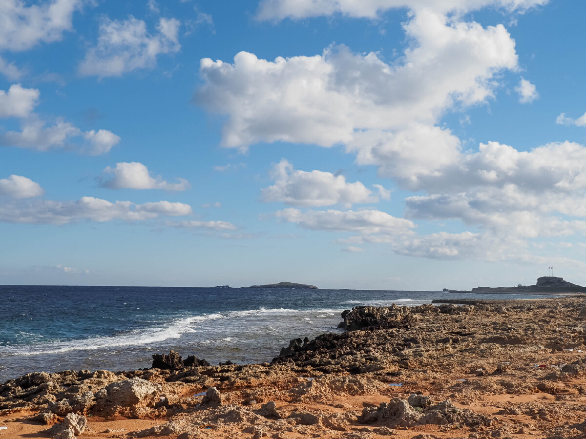 Вид побережья полуострова Карпас. Северный берег Кипра. Сюда мало кто добирается ввиду удалённости территории и отсутствия автодорог
