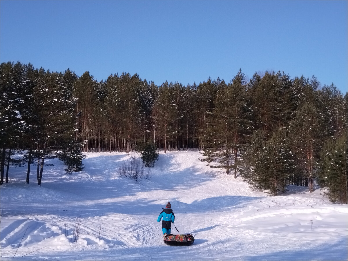 Семён сам свои саночки возит, иногда на бабушке катается.