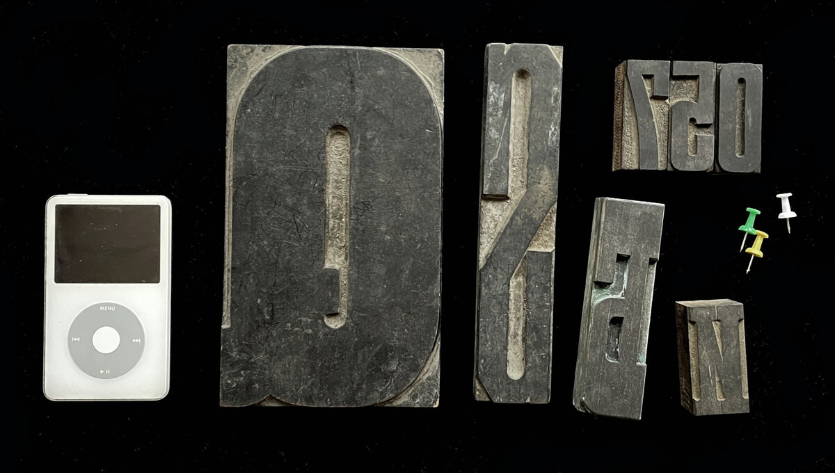 А это деревянные литеры для печати афиш и плакатов. Айпод слева и кнопки справа — для масштаба :)