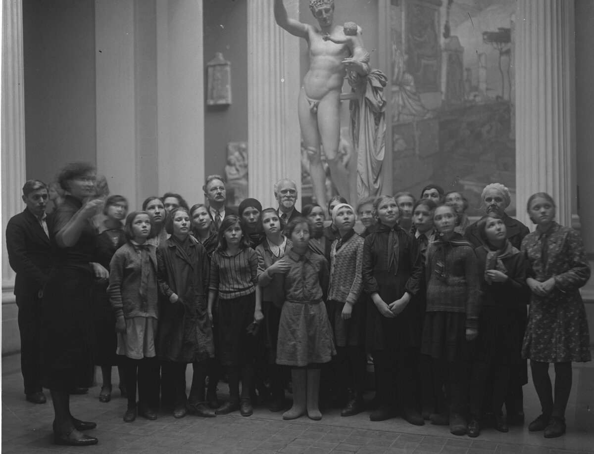 Детская экскурсия. 1930-е. Фото. Отдел визуальной информации ГМИИ им. А.С. Пушкина