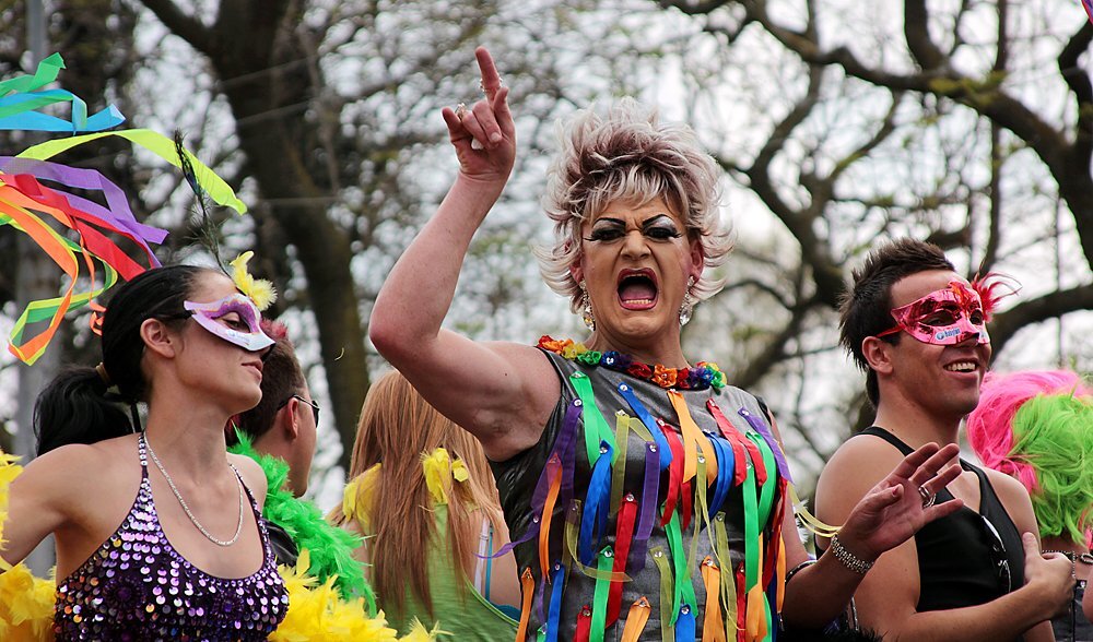 Гей парады: что это такое и почему они настолько популярны в странах Запада.