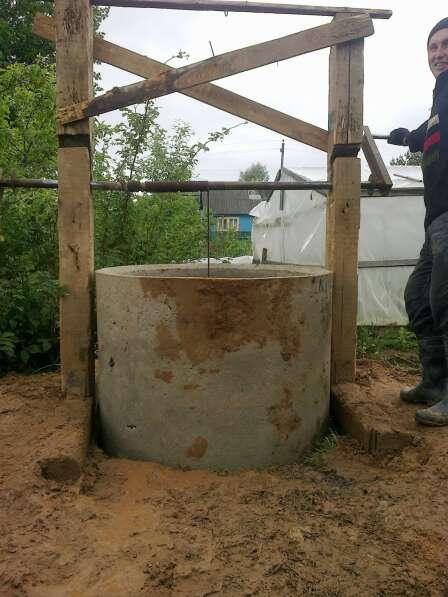 на даче лучше располагать колодец поближе к месту потребления воды, потому что это существенно уменьшает расходы по доставке. Но и непосредственная близость тоже  неуместна – минимум пять метров до дома.