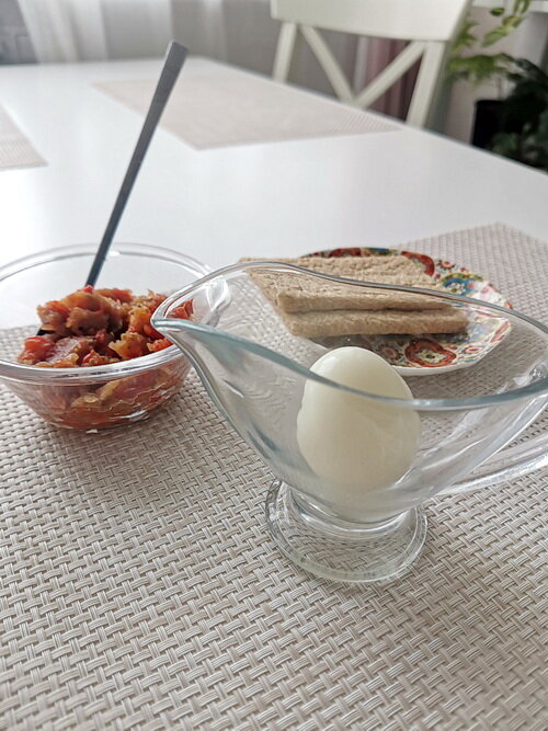 завтрак, отварное яйцо, баклажанная икра, хрустящие ржаные хлебцы