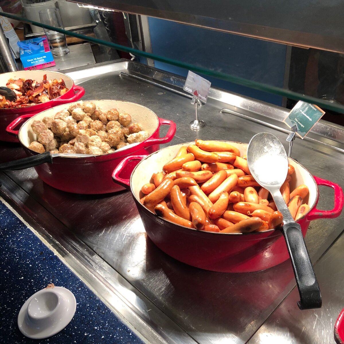 Фрикадельки, сосисочки и бекон. В эту поездку бекон был, честно, очень пережаренный - либо нам так повезло, либо такие стандарты