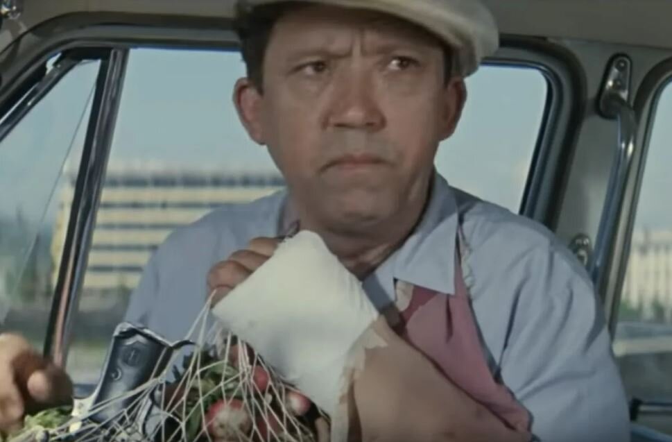 Кадр из фильма "Бриллиантовая рука" из сети интернет для иллюстрации.