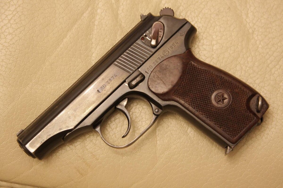 ПМ с прямой рамкой или, как его принято называть, "ушастый".