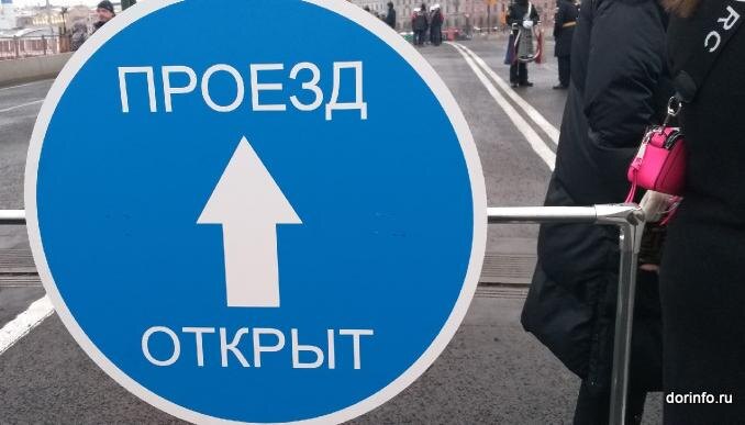     По Биржевому мосту в Петербурге запустили рабочее движение