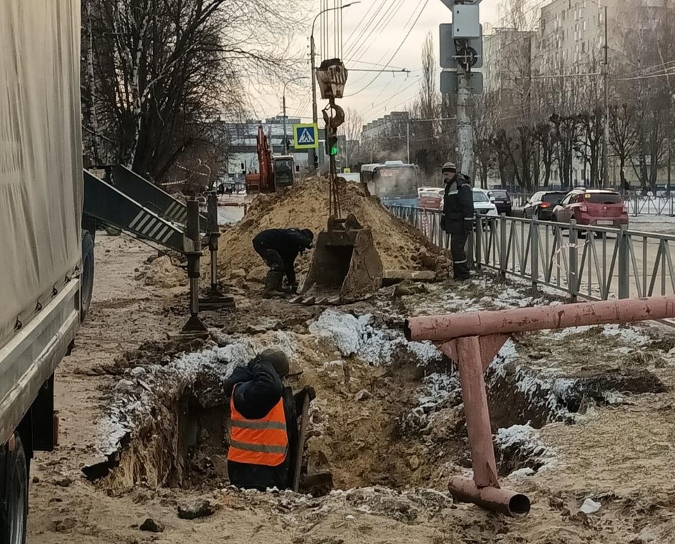     На месте недавней аварии идут земляные работы.