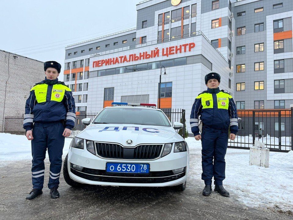     Скромные герои получили массу благодарностей от новоиспеченной мамы. Фото: ГУ МВД по СПб и ЛО