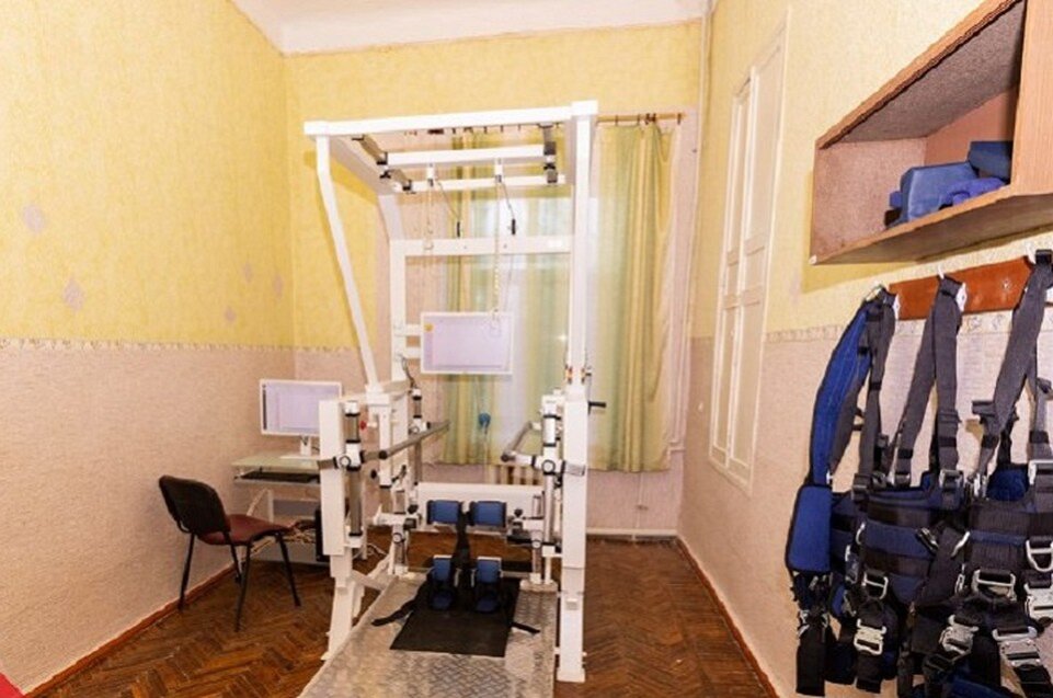     Луганская республиканская физиотерапевтическая поликлиника ввела в работу систему локомоторной тренировки. Фото: «Луганьмедиа»