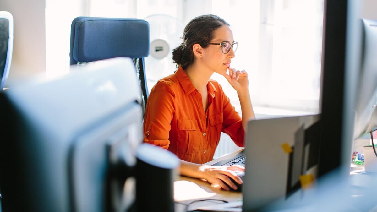    Девушка в офисе© iStock.com / alvarez