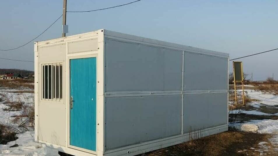     Теплый модуль для ожидания морского транспорта установили на острове Рейнеке во Владивостоке. Помещение будет открыто для пассажиров в течение всего года — ни ветер, ни палящие солнце больше не страшны.