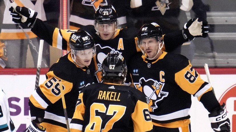     Хоккеисты «Питтсбурга» Евгений Малкин, Джейк Гюнцель, Сидни Кросби и Рикард Ракелль AP Gene J. Puskar