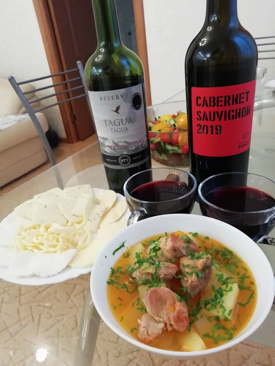 Фото из личного архива. Суп картофельный со свининой, сырная закуска, аперитив