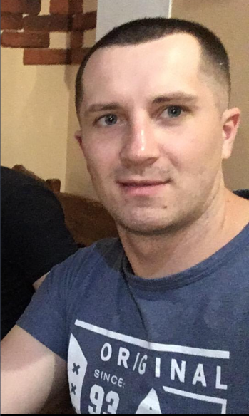 Анахин Артём Андреевич 01.03.1993 года рождения, позывной ЛИС, 
247 ДШП, Разведывательная рота, 1 взвод, рост +-185см.
На плече левой руки тату дракона