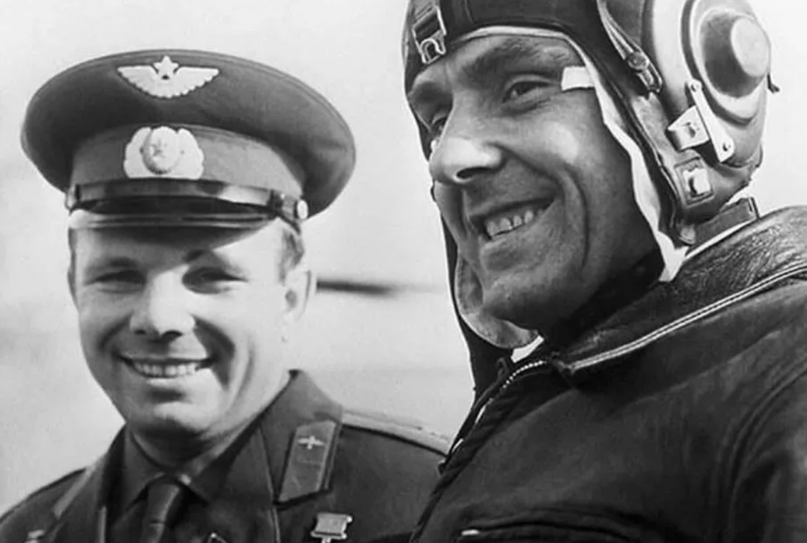 Скрин фото "Биография" Владимир Комаров и Юрий Гагарин