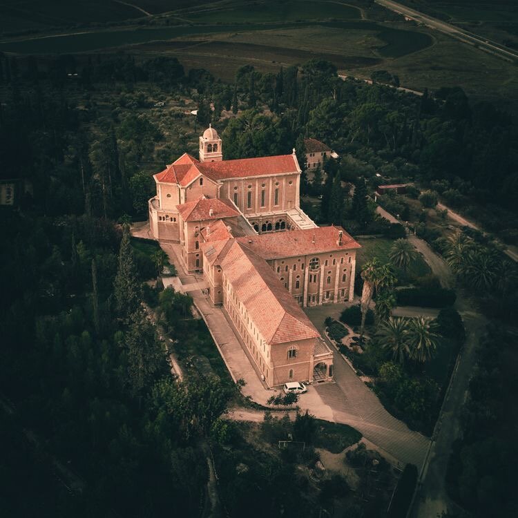 Монастырь латрун (Pinterest).