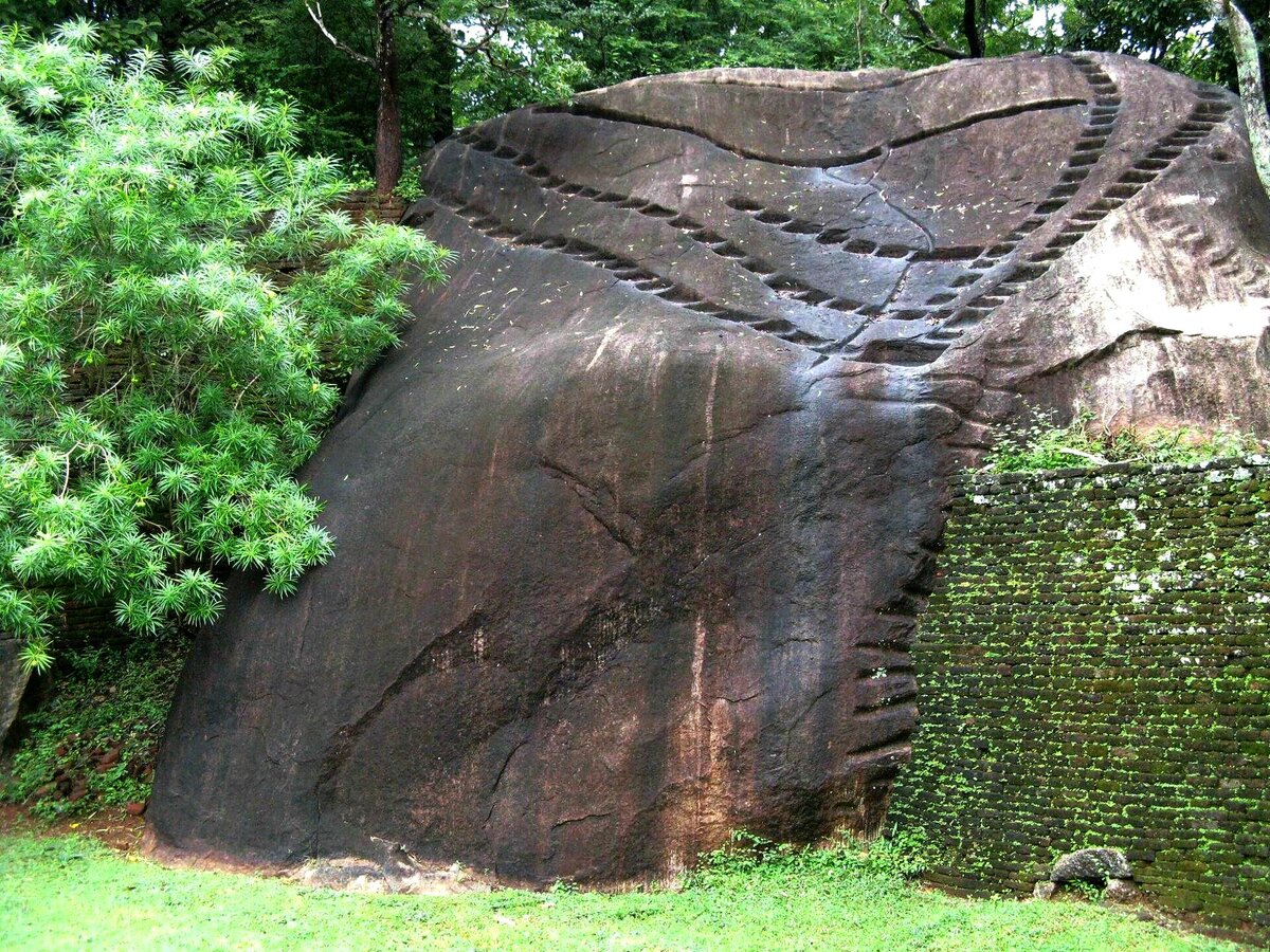 камни на шри ланке