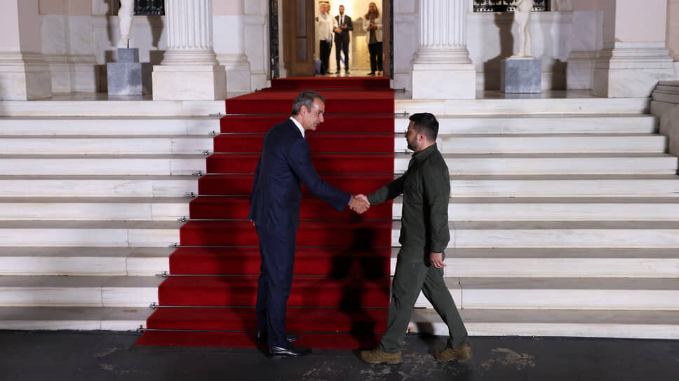 Фото: Stelios Misinas / Reuters📷Премьер Греции Кириакос Мицотакис (слева) и президент Украины Владимир Зеленский
