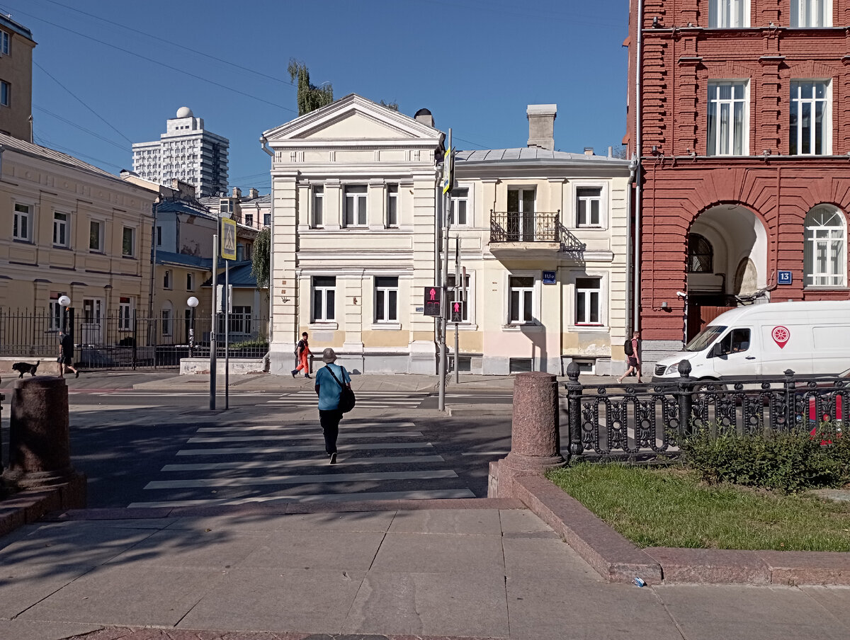 Насколько сине-фиолетовая тень от дерева на асфальте в ясную солнечную погоду. 