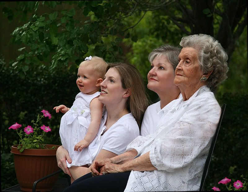 Четыре дочери в семье. Несколько поколений женщин. Четыре поколения женщин. Женщины одной семьи. Фотосессия четыре поколения женщин.