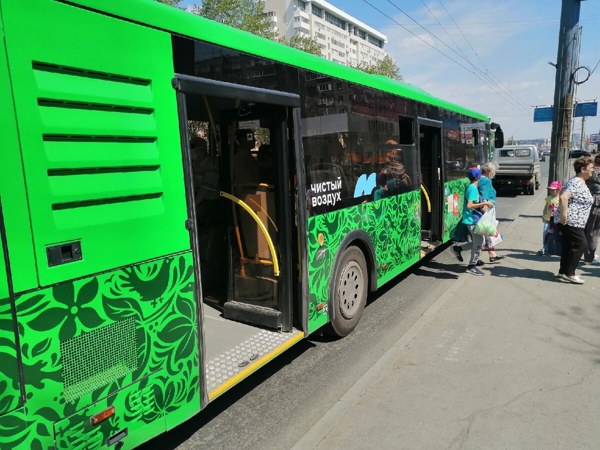 Челябинцы отдают предпочтение большим автобусам, пересаживаясь из маршруток. Фото: Царьград.
