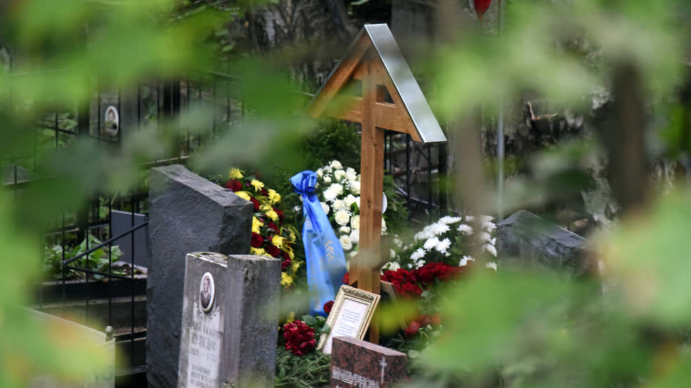 Фото: Александр Коряков / Коммерсантъ📷Могила Евгения Пригожина на Пороховском кладбище