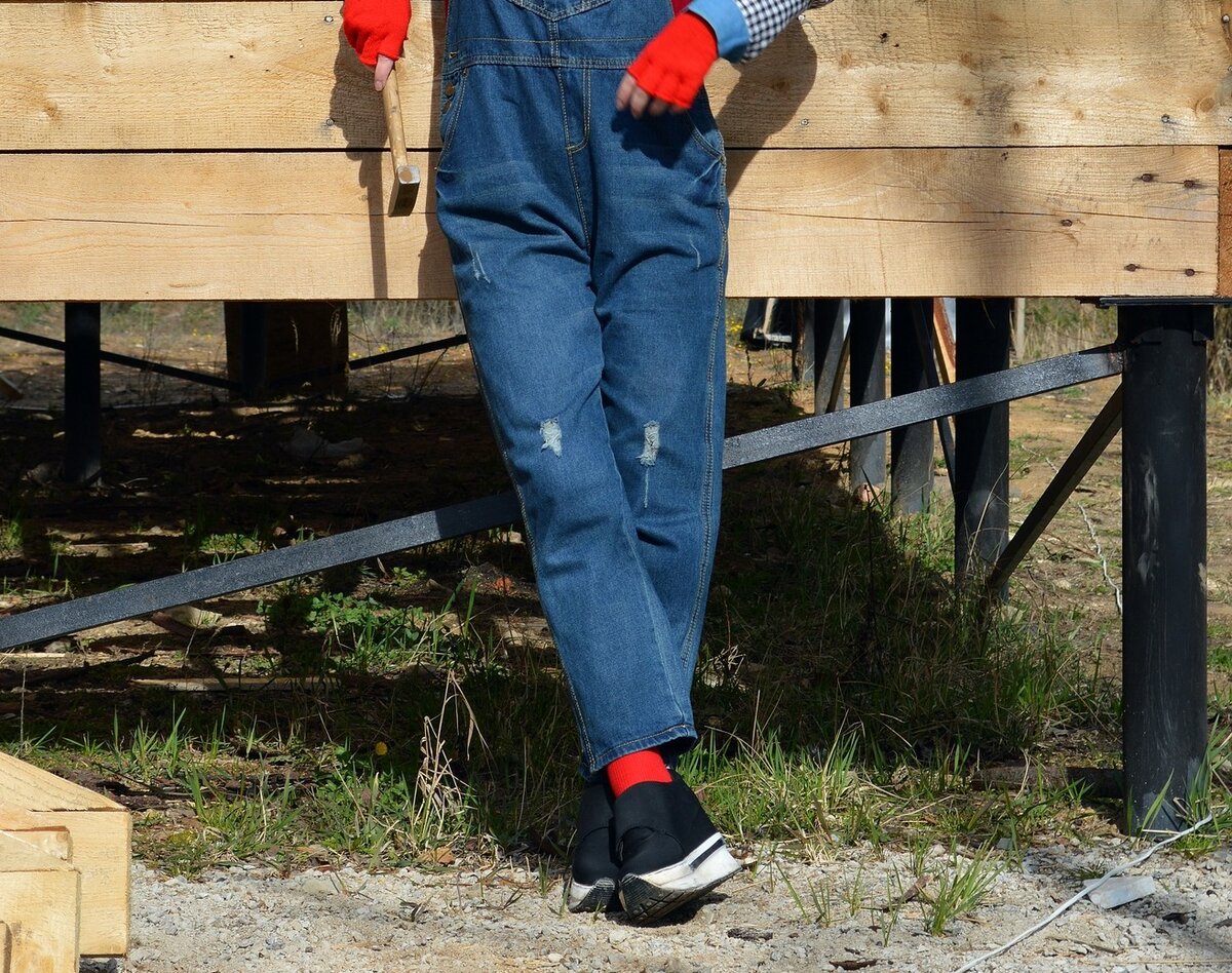 Такой фундамент подходит для слабых грунтов, почвы с высоким уровнем грунтовых вод и участков с перепадом высоты. В скалистые и каменистые почвы сваи не всегда могут забуриться.