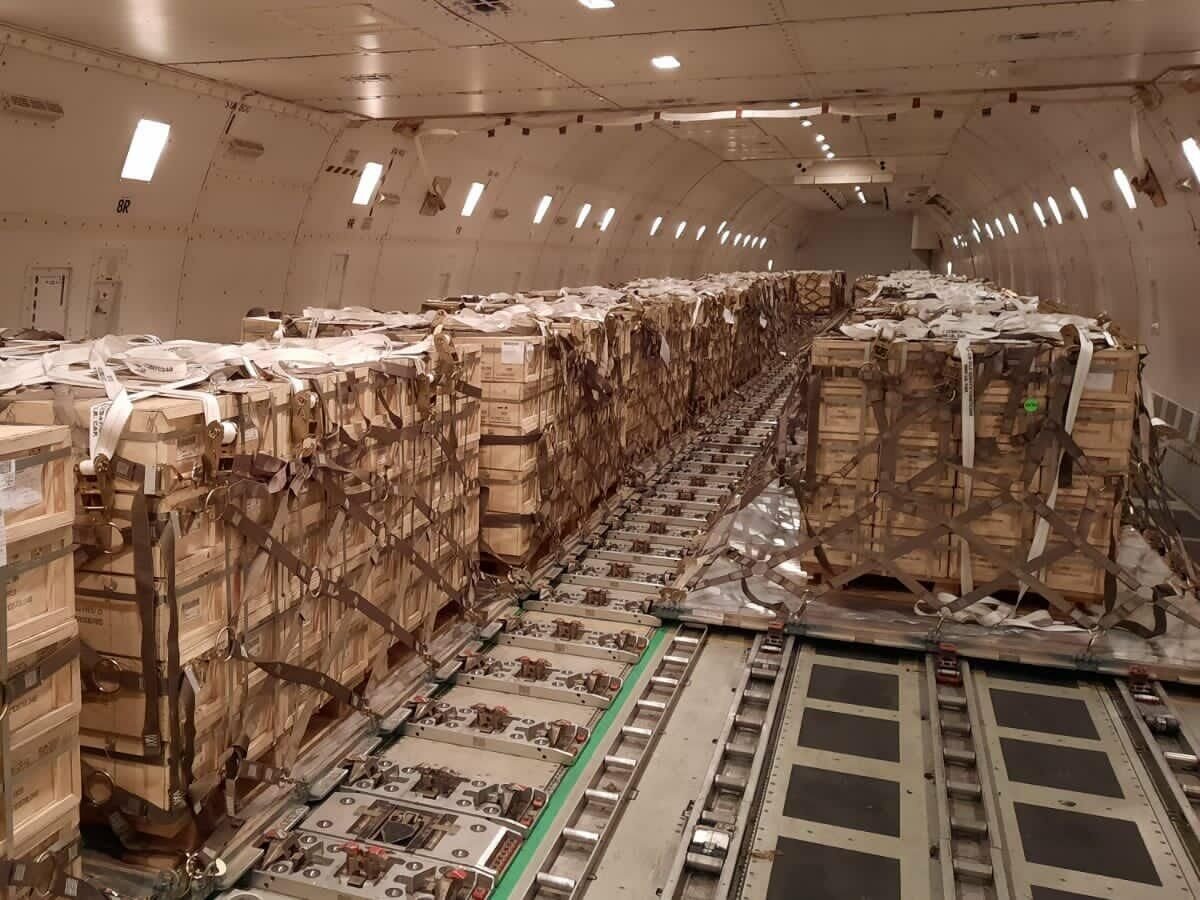    Пятый самолет с военной помощью из США в Киеве© Фото : @oleksiireznikov/Twitter