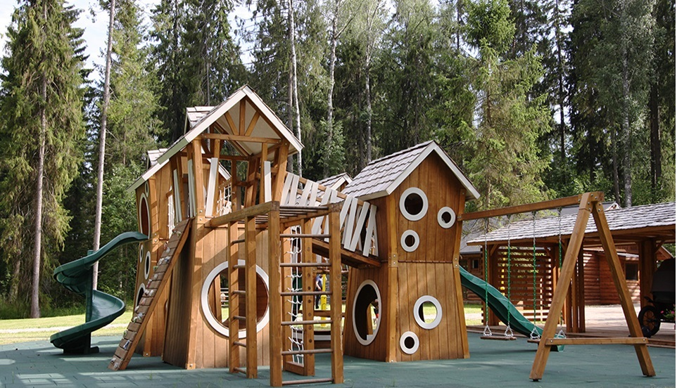 Идеи для создания детской площадки в саду: безопасность и развлечения.