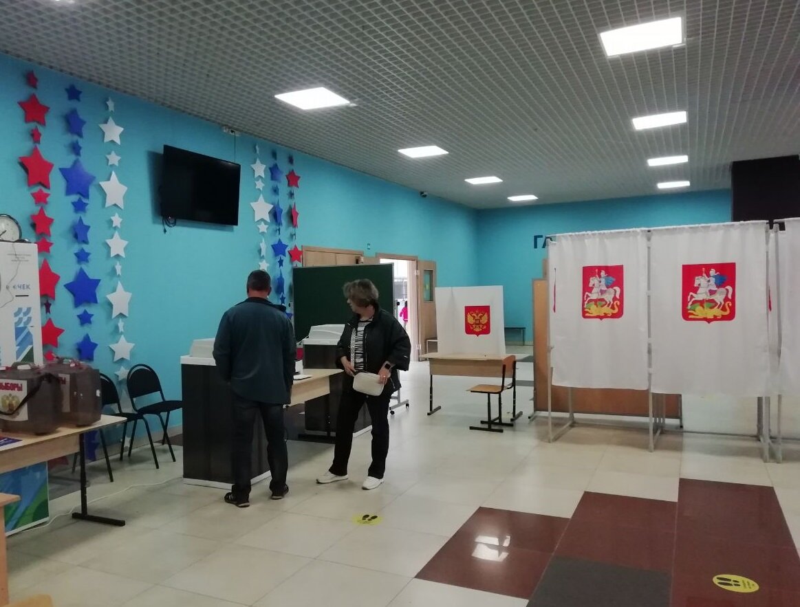 Избиратели голосуют на участке №1667